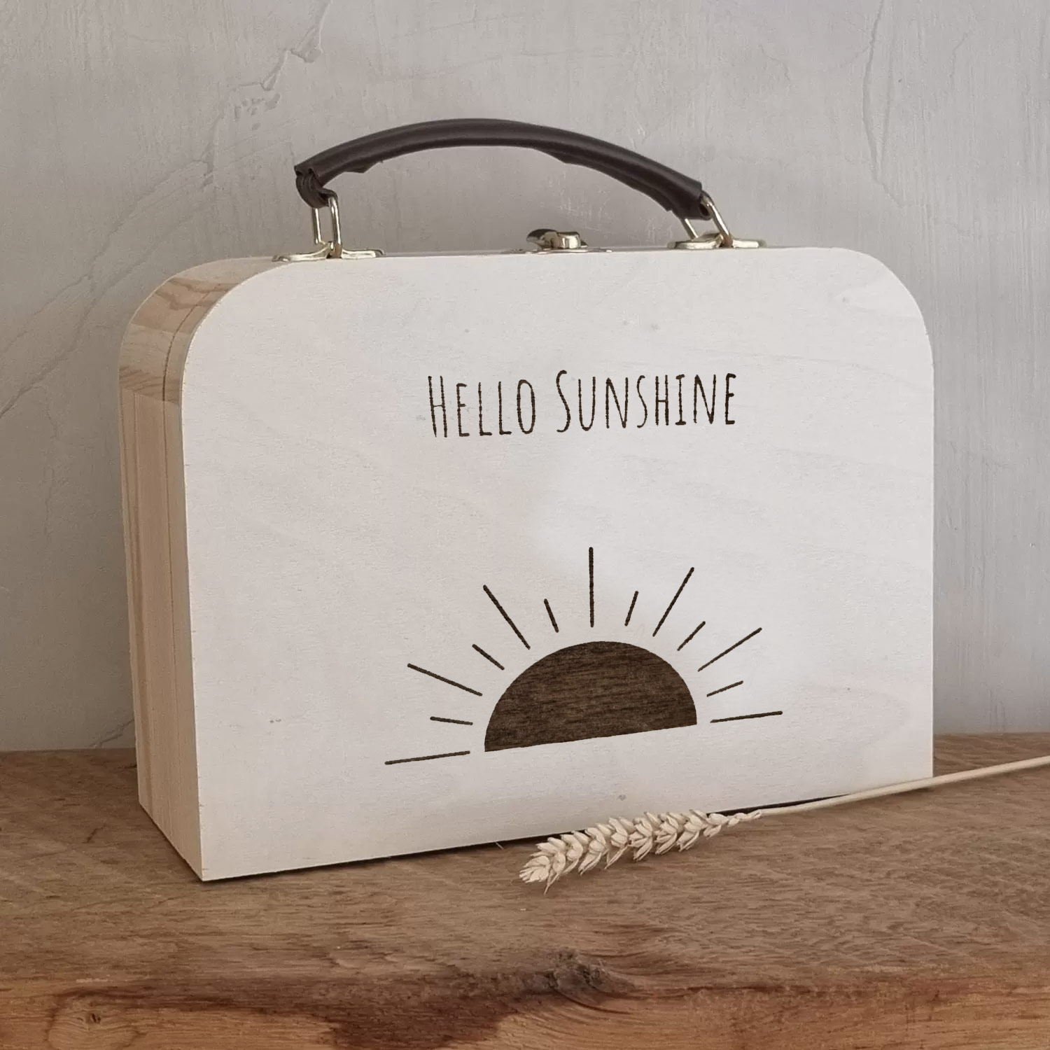 Houten koffertje met tekst ‘Hello sunshine’